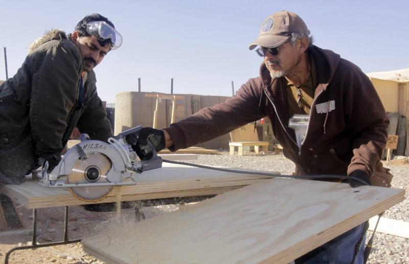charpentier-CLAVIERS-min_men_working_construction_sawing_wood_building_marines_workers_equipment-1064481