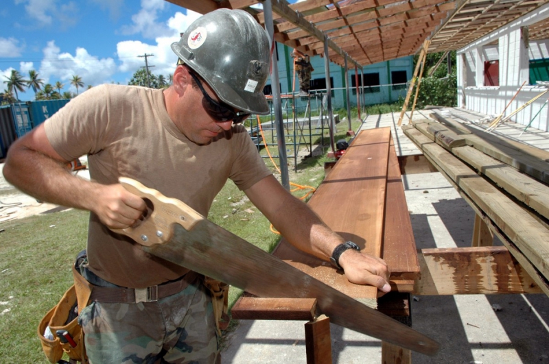 charpentier-CLAVIERS-min_worker_construction_building_carpenter_male_job_build_helmet-893290